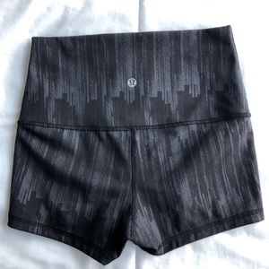 🍋 Lululemon Super Hi Rise Shorts Black Gray
